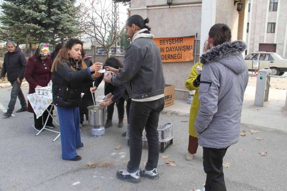 Beyşehirli kadınlardan üniversite öğrencilerine sıcak çorba ikramı