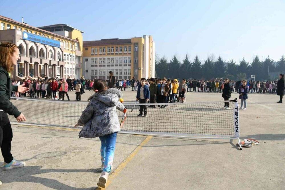 Düzce Belediyesi depremin izlerini silmek için sahada