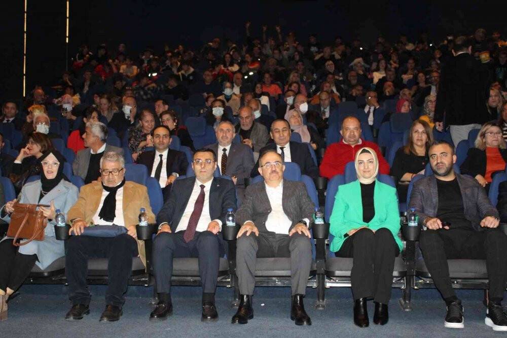 Engelli milletvekilinin hayat hikayesini anlatan filmin İzmir galası yapıldı