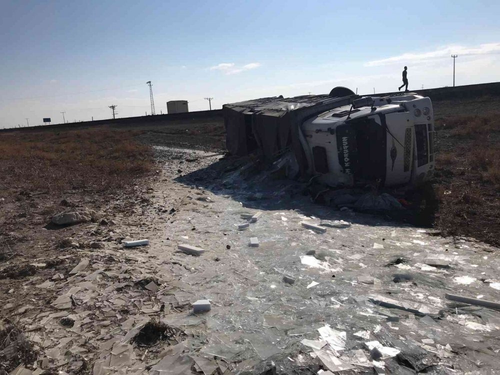 Karapınar’da cam yüklü kamyon devrildi: 1 yaralı