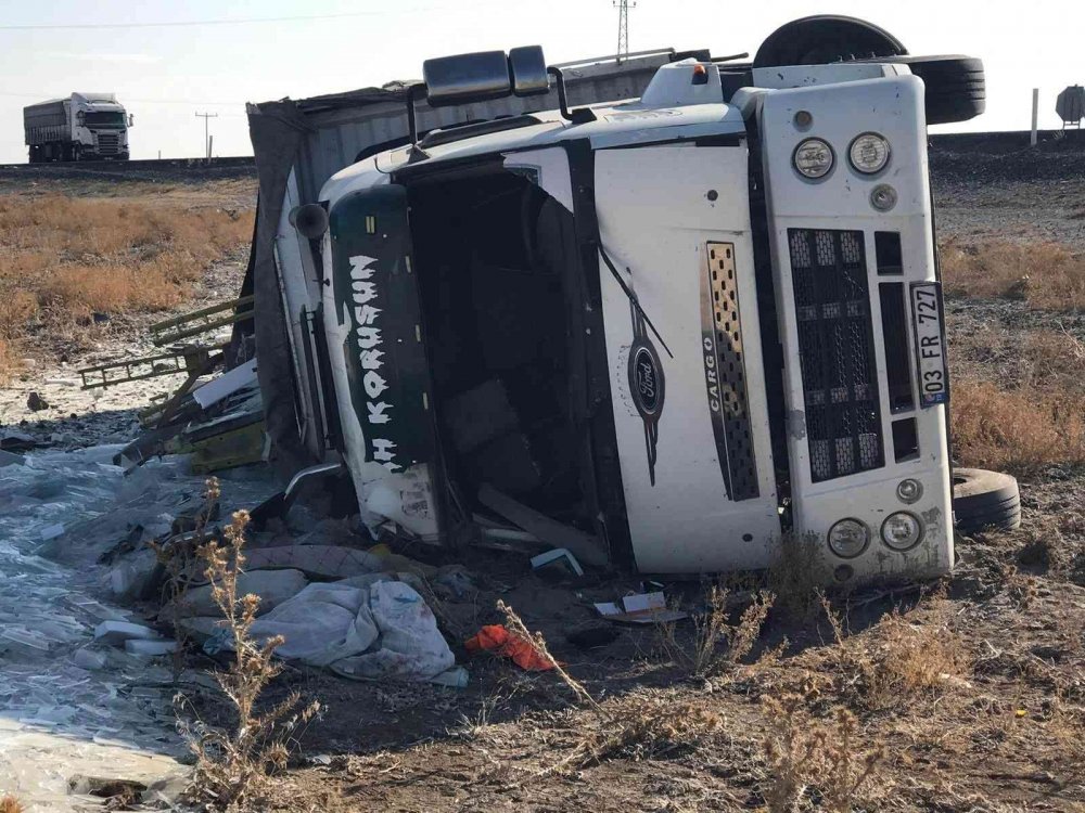 Karapınar’da cam yüklü kamyon devrildi: 1 yaralı