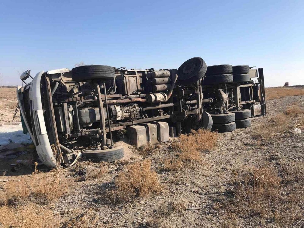 Karapınar’da cam yüklü kamyon devrildi: 1 yaralı