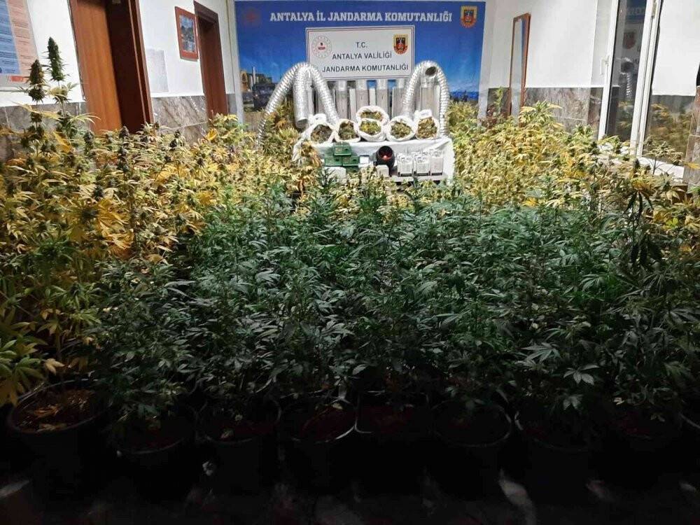 Kiralık evi uyuşturucu laboratuvarına çevirmiş