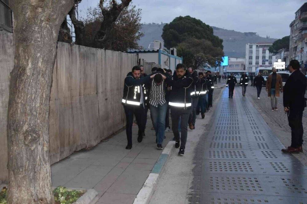 İzmir merkezli ‘silindir’ operasyonunda toplam 25 tutuklama