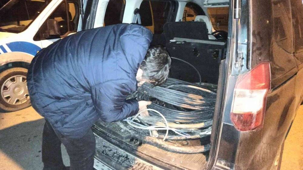 Çalıştıkları iş yerinden kablo çaldılar