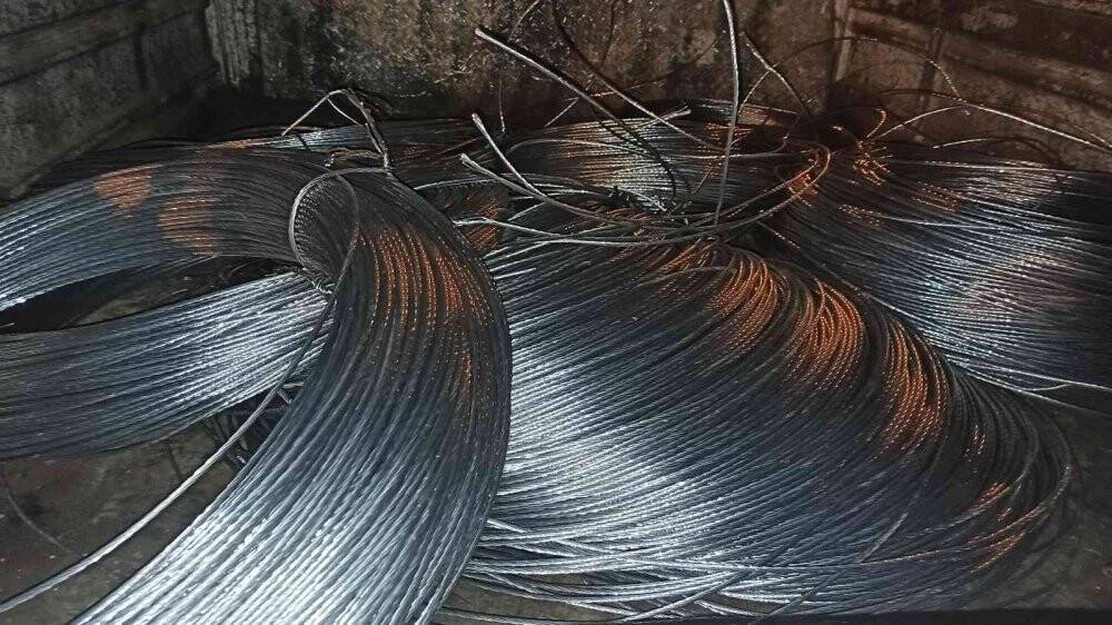 Çalıştıkları iş yerinden kablo çaldılar