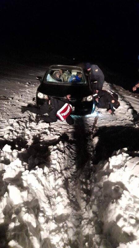 Karda mahsur kalan 4 kişi kurtarıldı