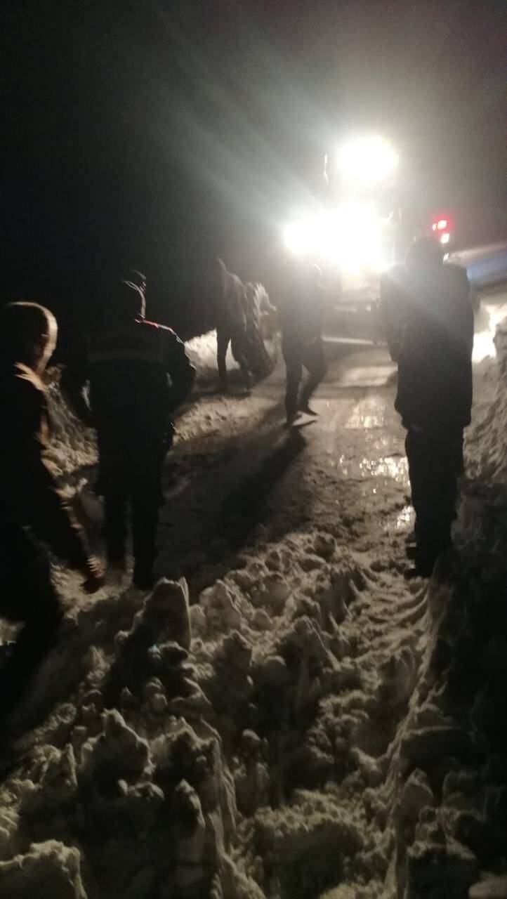 Karda mahsur kalan 4 kişi kurtarıldı