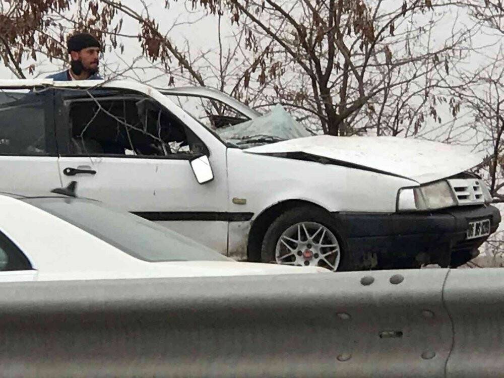 Konya’da otomobil şarampole yuvarlandı