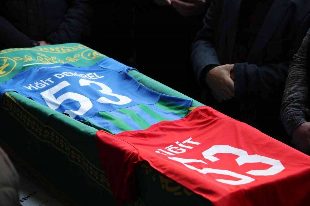 Üzerine kale direği düşen minik Yiğit gözyaşları içerisinde son yolculuğuna uğurlandı