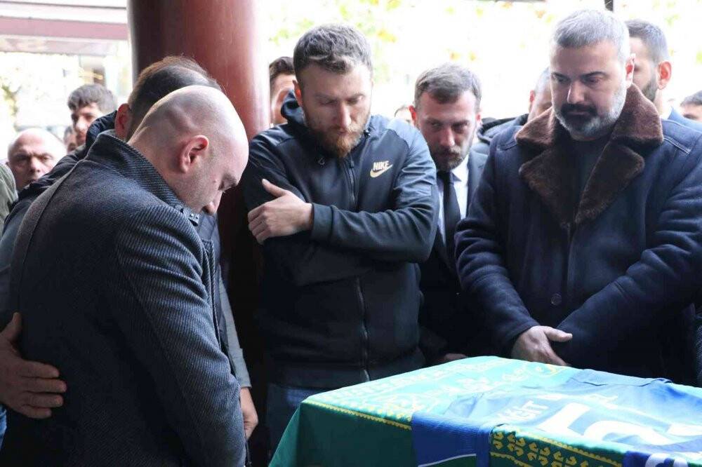 Üzerine kale direği düşen minik Yiğit gözyaşları içerisinde son yolculuğuna uğurlandı