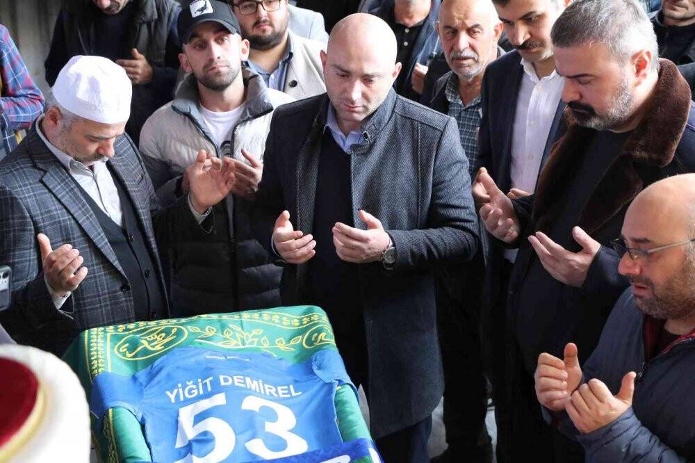 Üzerine kale direği düşen minik Yiğit gözyaşları içerisinde son yolculuğuna uğurlandı