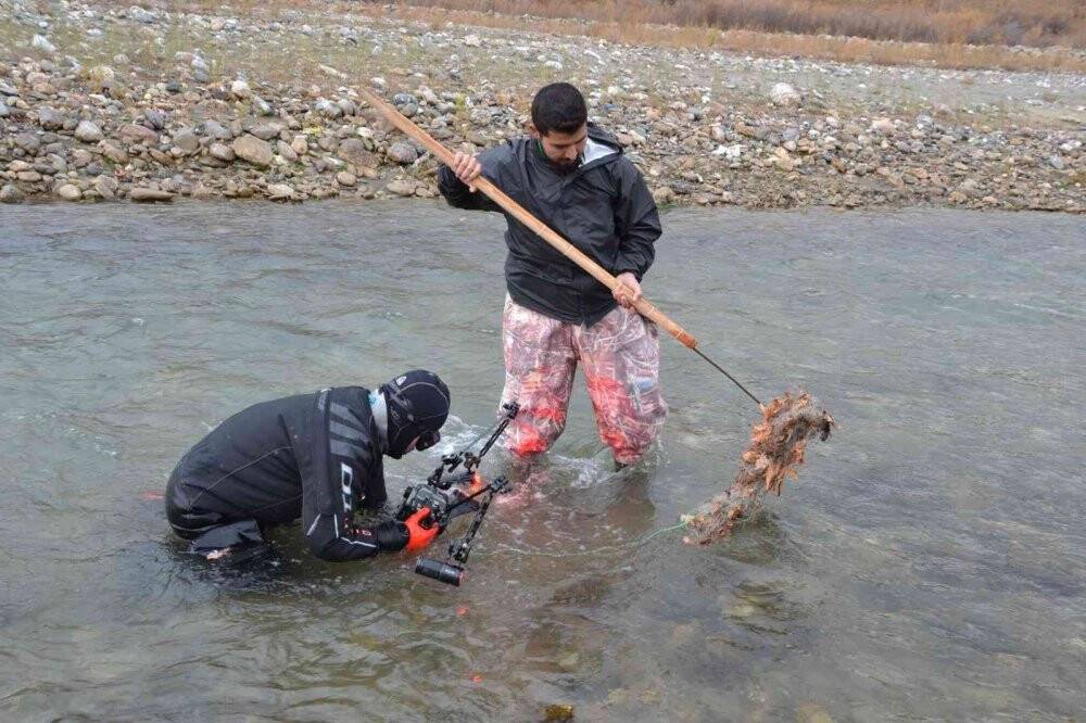 Dünyayı heyecanlandıran balığın bulunduğu çay da temizlik