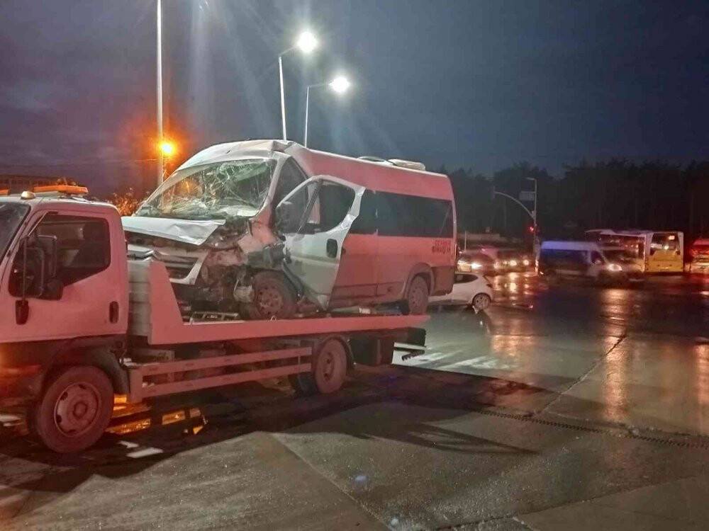 Ters şeritten yola giren İETT otobüsü kazaya neden oldu: 14 yaralı