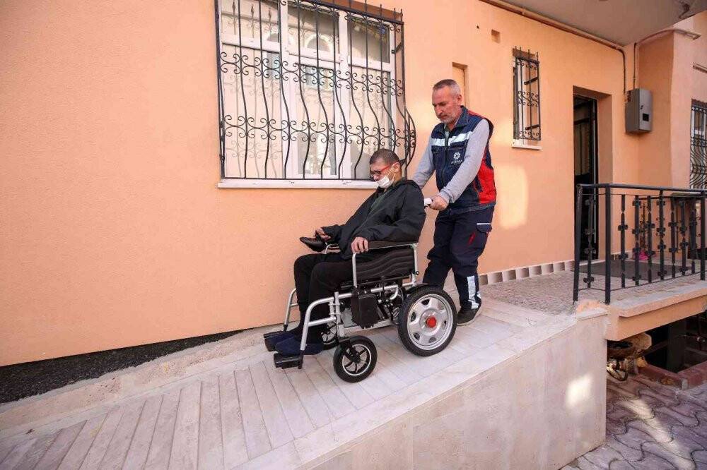 Toplu ulaşım araçlarını kullanmakta zorlanan tekerlekli sandalyeli engelli bireylere Engelli Nakil Aracı"