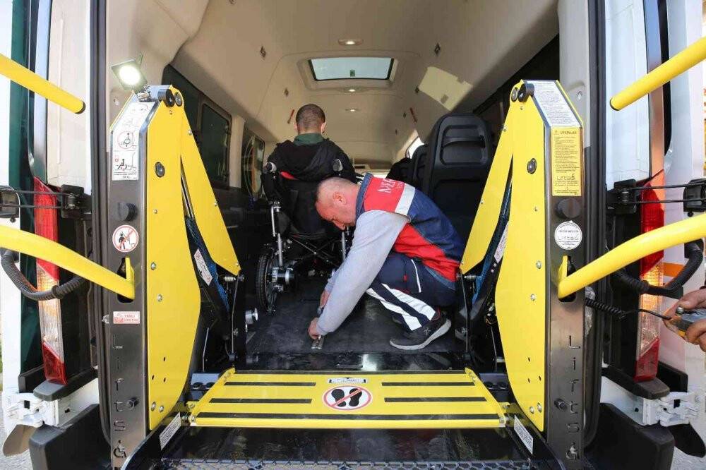 Toplu ulaşım araçlarını kullanmakta zorlanan tekerlekli sandalyeli engelli bireylere Engelli Nakil Aracı"