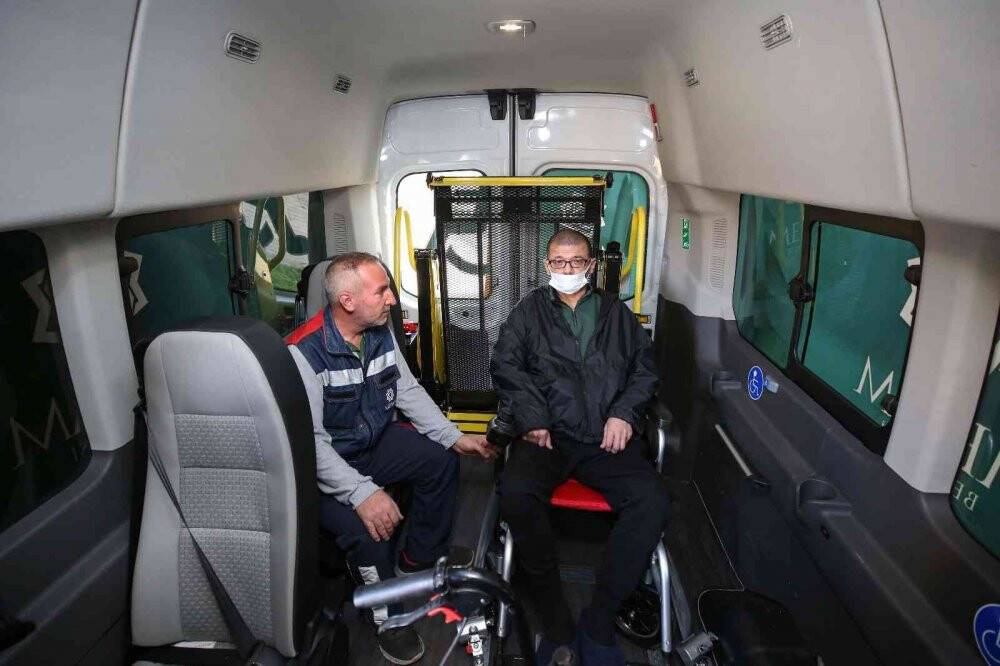 Toplu ulaşım araçlarını kullanmakta zorlanan tekerlekli sandalyeli engelli bireylere Engelli Nakil Aracı"