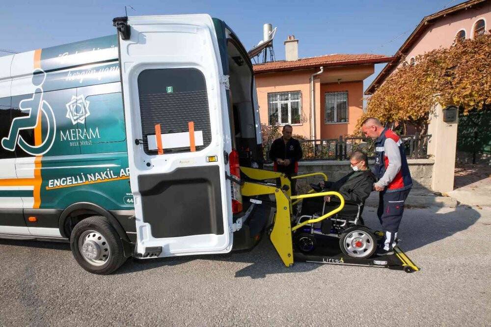 Toplu ulaşım araçlarını kullanmakta zorlanan tekerlekli sandalyeli engelli bireylere Engelli Nakil Aracı"