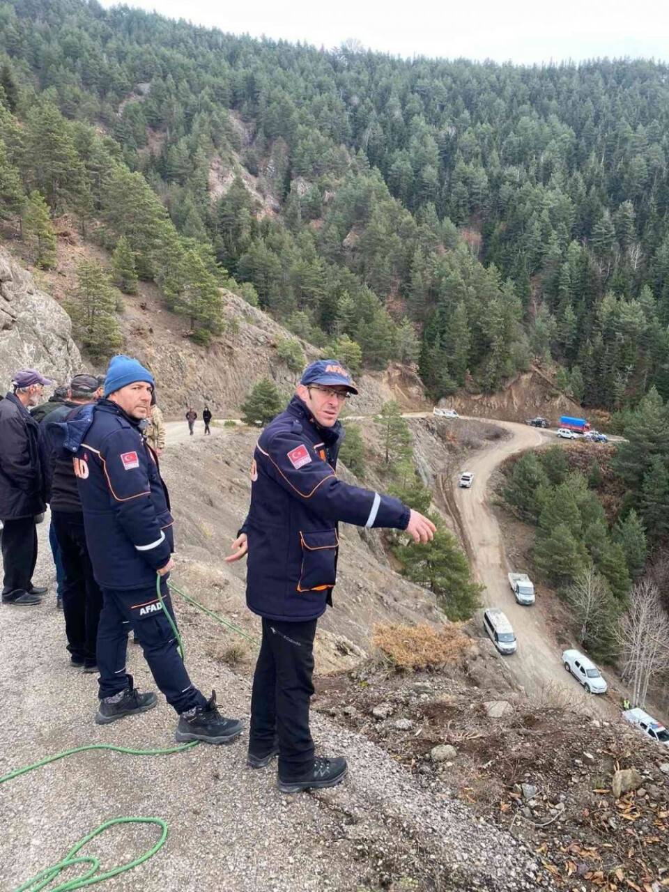 Uçuruma yuvarlanan aracın sürücüsü aranıyor