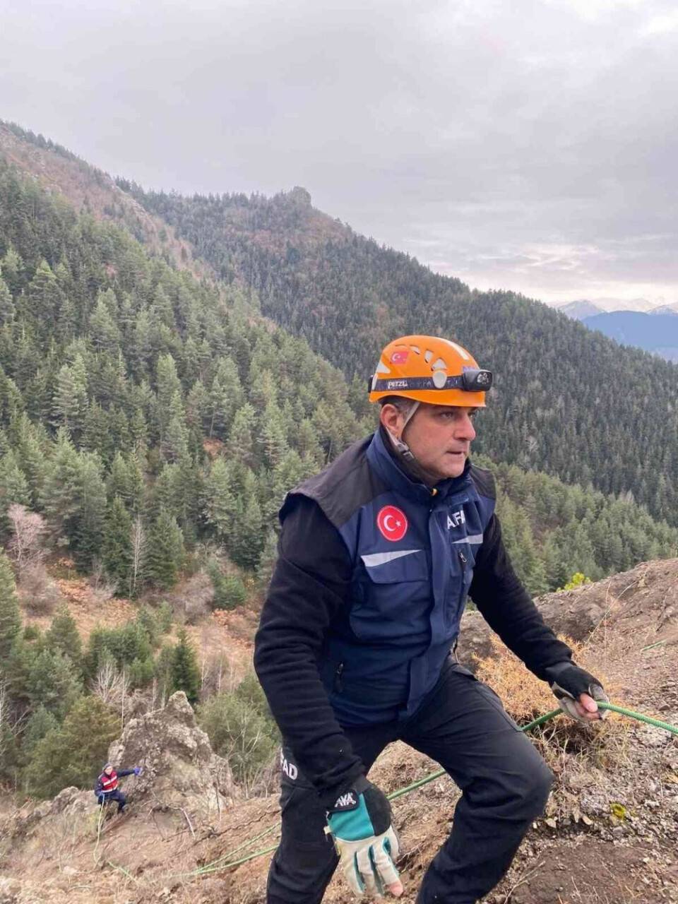 Uçuruma yuvarlanan aracın sürücüsü aranıyor