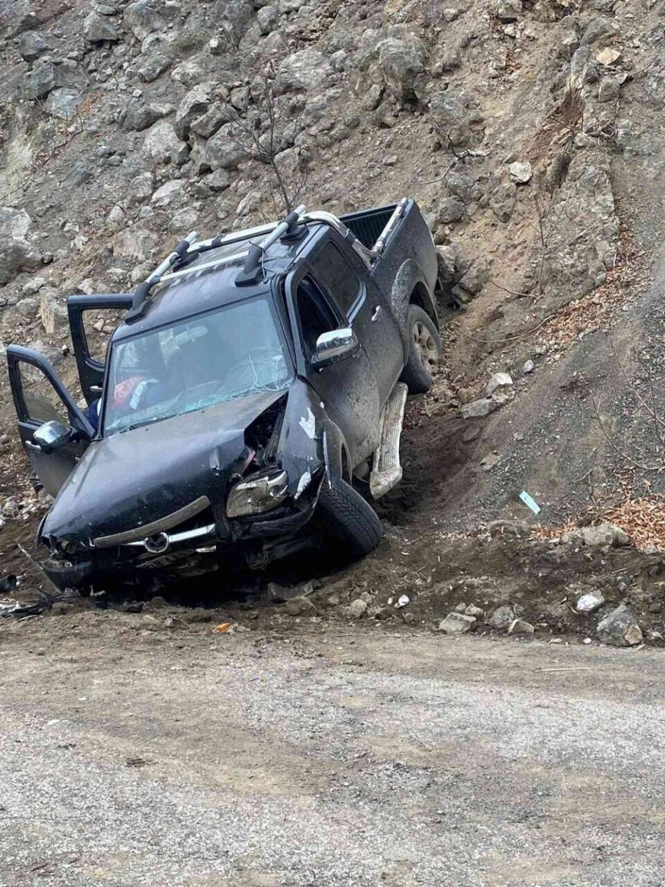 Uçuruma yuvarlanan aracın sürücüsü aranıyor