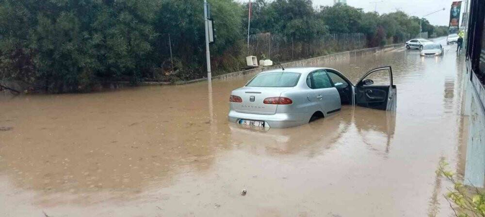 İzmir’de araçlar suya gömüldü