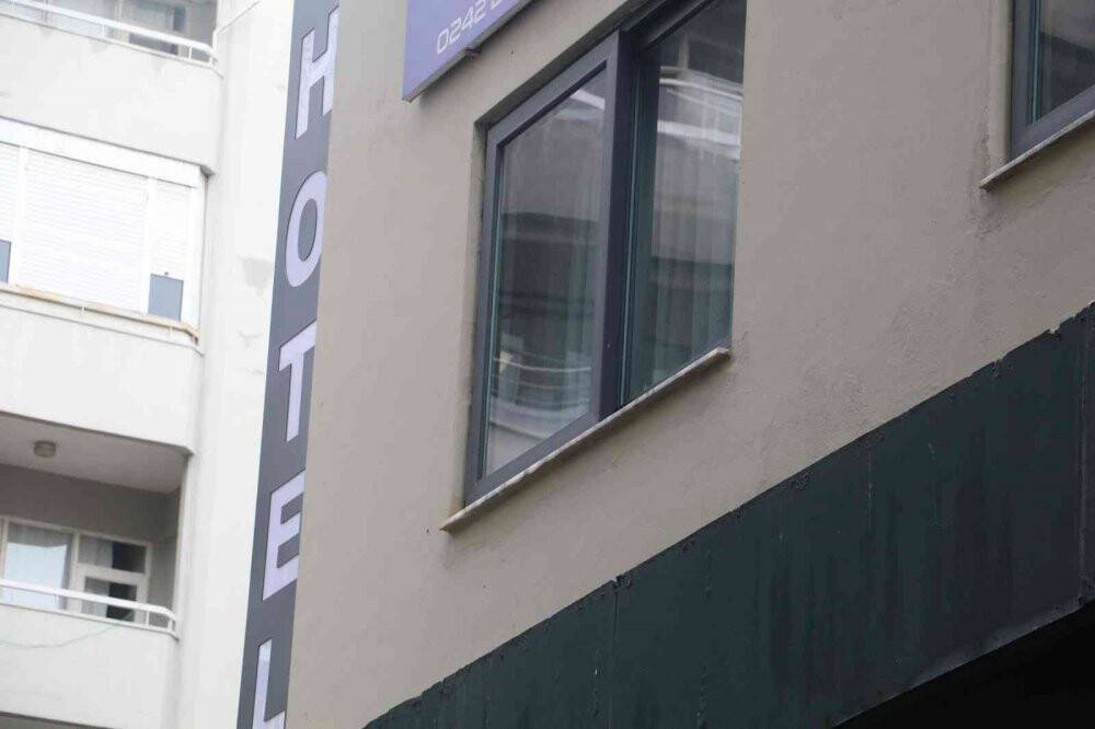 Otel odasında ölü bulundu