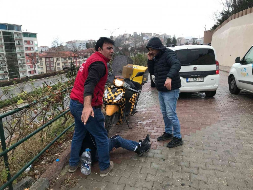 Yaralanan sürücü üşümesin diye üzerine battaniye örttüler