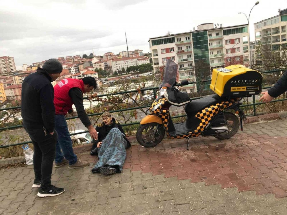 Yaralanan sürücü üşümesin diye üzerine battaniye örttüler