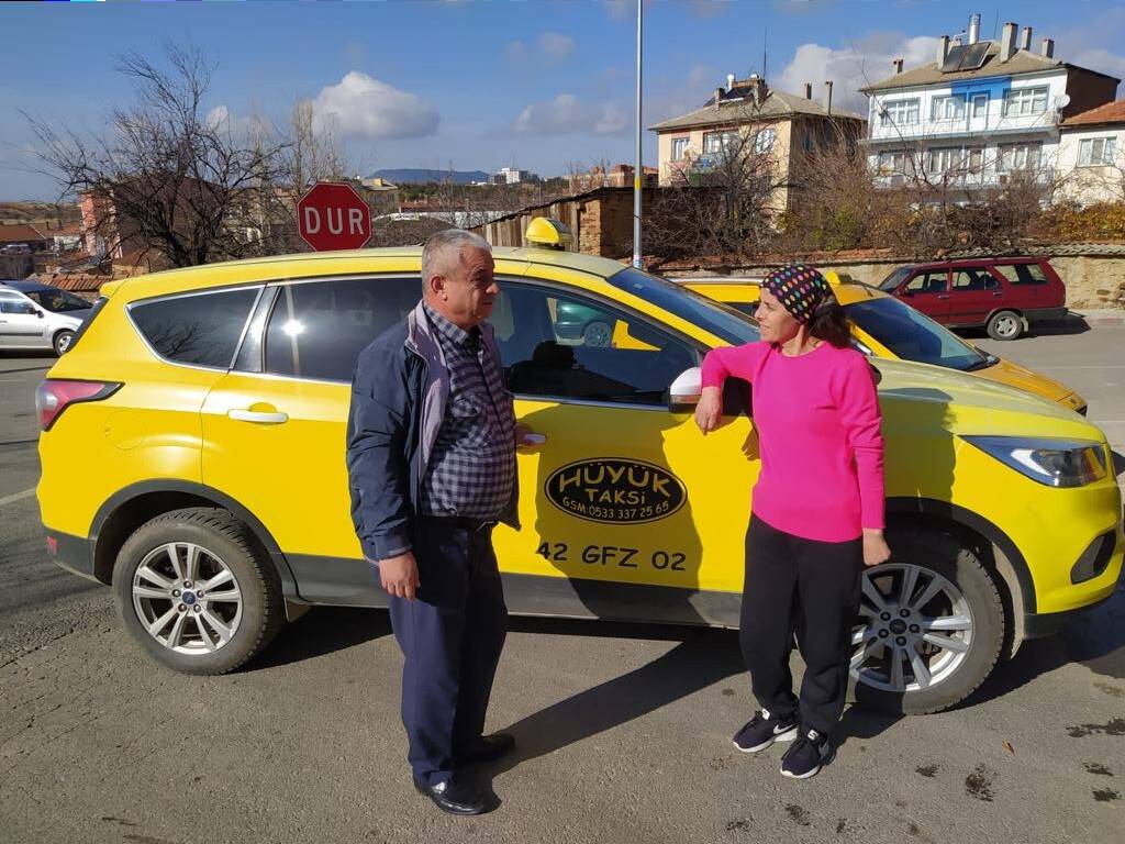 aa-20221214-29732850-29732838-konyali-cift-ayni-durakta-11-yildir-taksicilik-yapiyor.jpg