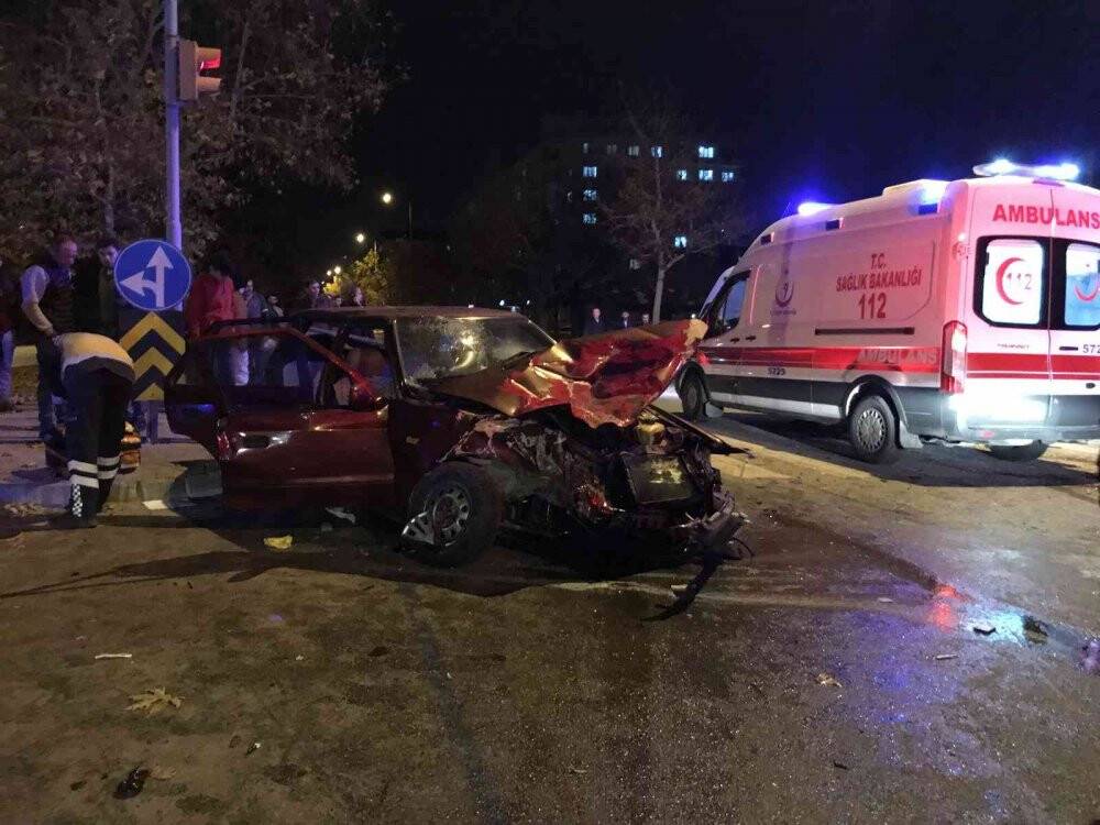 Ambulans ile otomobil çarpıştı: 7 yaralı
