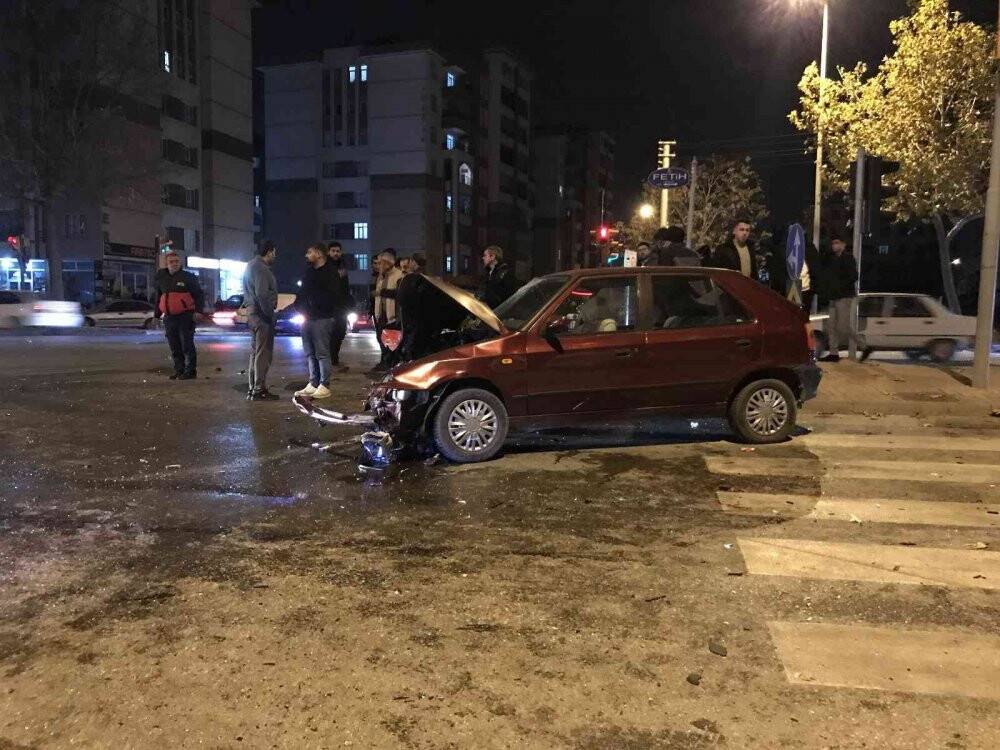 Ambulans ile otomobil çarpıştı: 7 yaralı