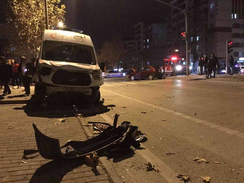 Ambulans ile otomobil çarpıştı: 7 yaralı