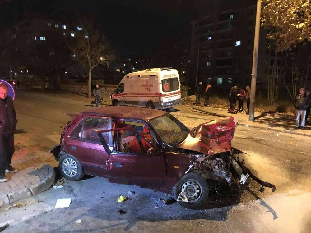Ambulans ile otomobil çarpıştı: 7 yaralı