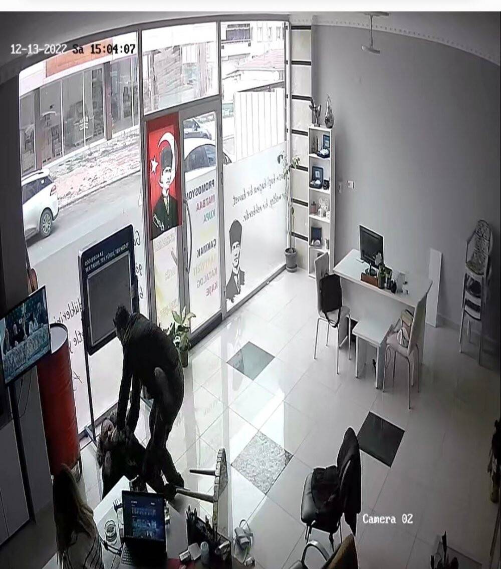 CHP’li yöneticiden gazeteciye yumruklu saldırı kamerada