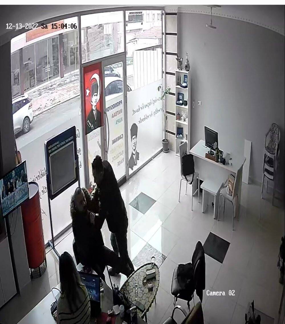 CHP’li yöneticiden gazeteciye yumruklu saldırı kamerada