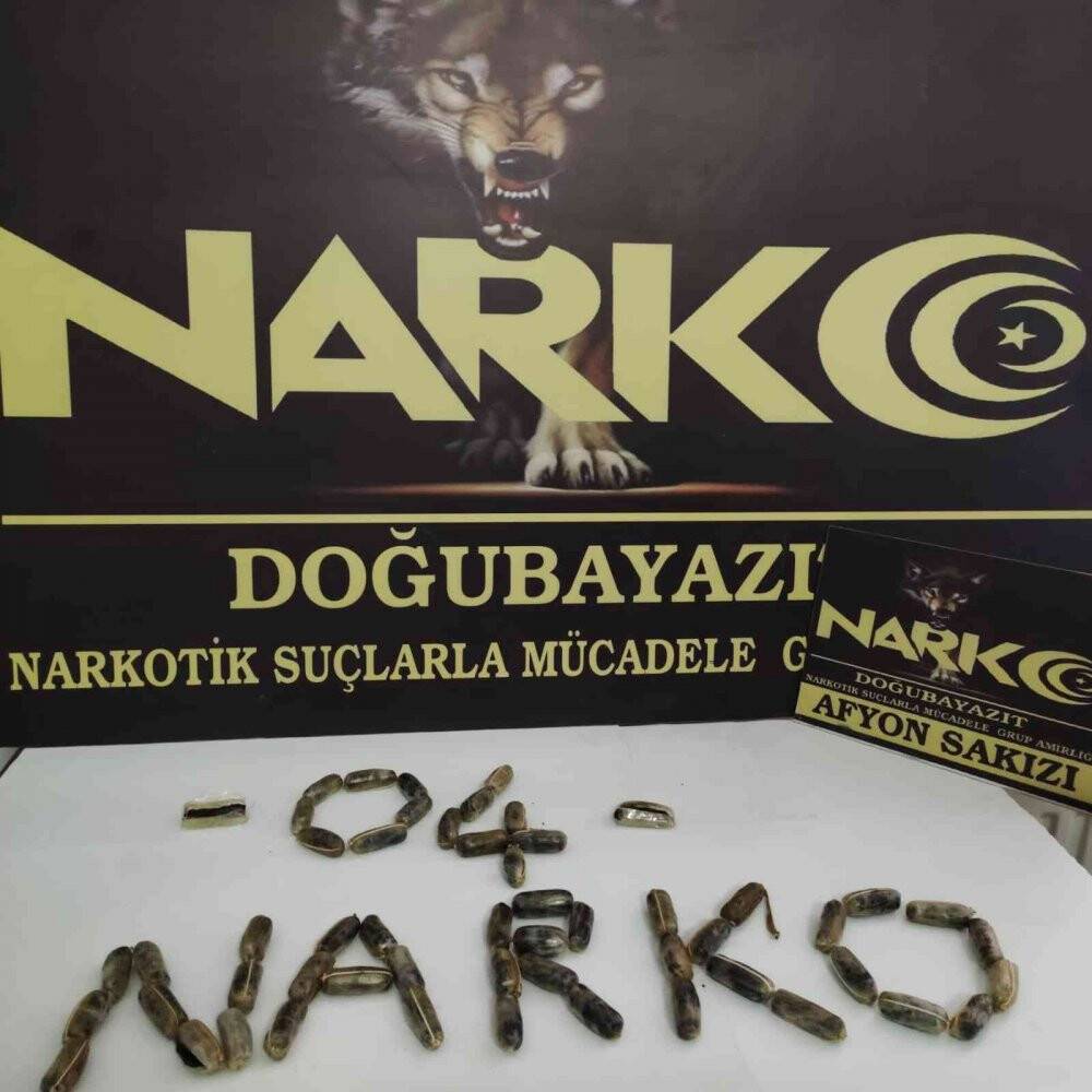 İranlı şahsın midesinden 55 kapsül afyon sakızı çıktı