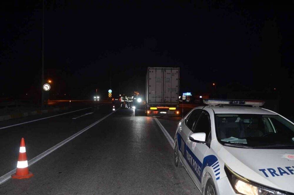 Patlayan lastiği kontrol eden şoföre başka bir araç çarpıp kaçtı