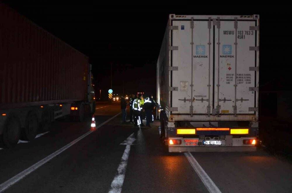Patlayan lastiği kontrol eden şoföre başka bir araç çarpıp kaçtı