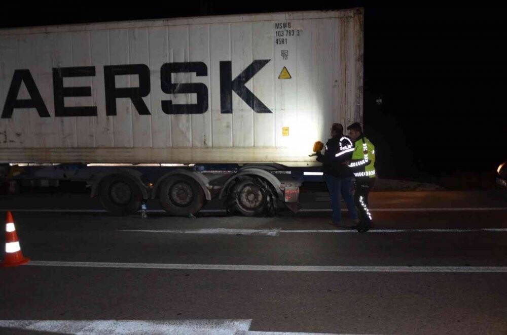 Patlayan lastiği kontrol eden şoföre başka bir araç çarpıp kaçtı