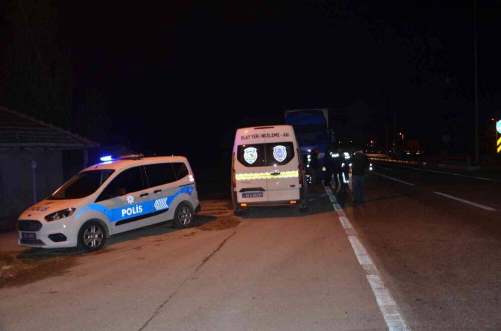 Patlayan lastiği kontrol eden şoföre başka bir araç çarpıp kaçtı