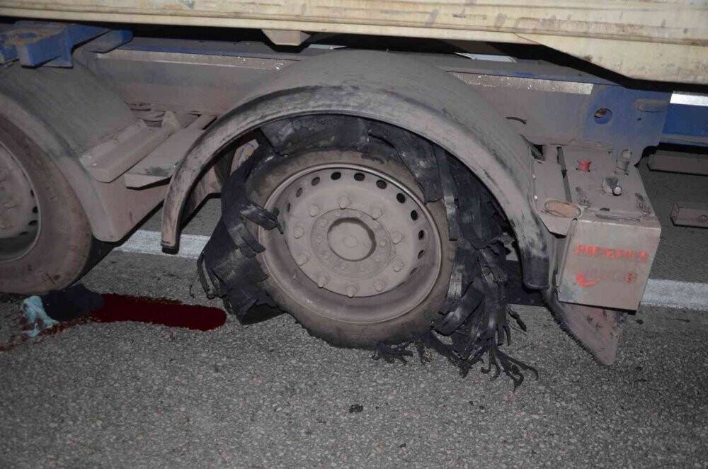 Patlayan lastiği kontrol eden şoföre başka bir araç çarpıp kaçtı