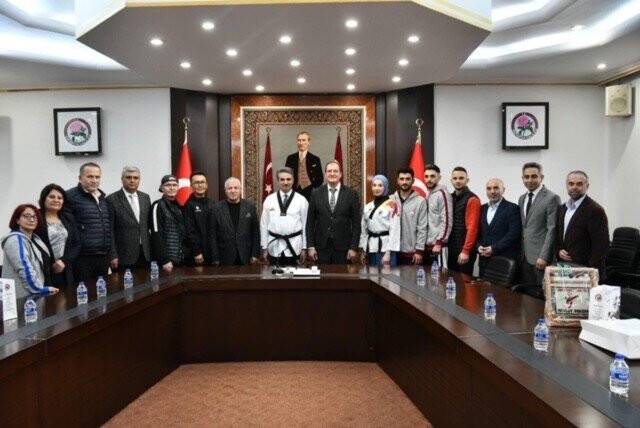 Taekwondo Federasyonu Başkanı Şahin’den 'Vali’ye siyah kuşak