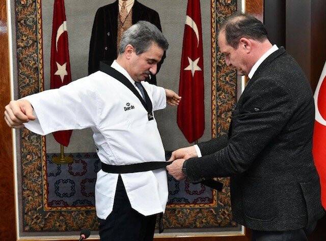 Taekwondo Federasyonu Başkanı Şahin’den 'Vali’ye siyah kuşak