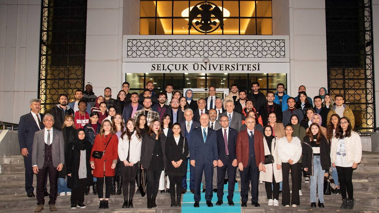 yok-baskani-prof-dr-ozvar-selcuk-universitesinde-ogrencilerle-bir-araya-geldi-3.jpg