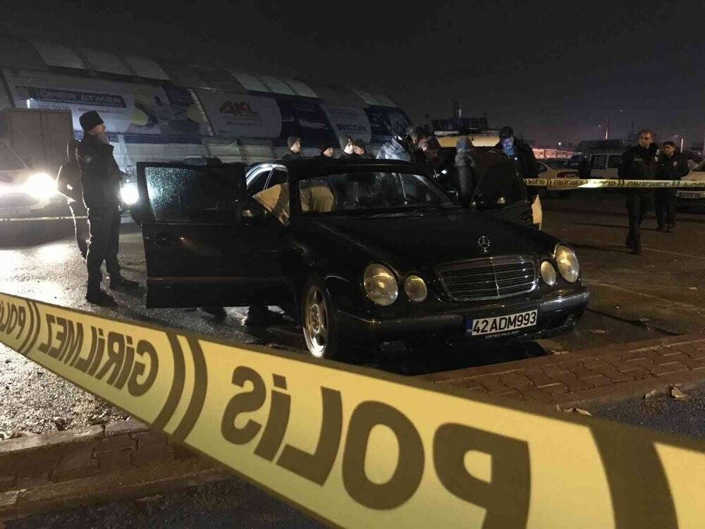 Otoparktaki araçta ölü olarak bulundu