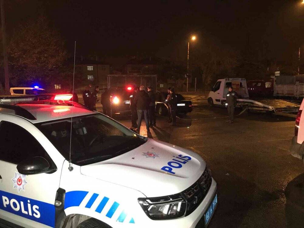 Otoparktaki araçta ölü olarak bulundu