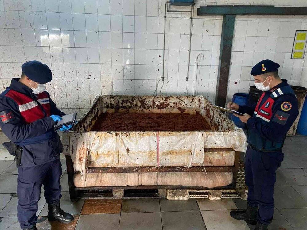 Sağlıksız koşullarda ürettikleri salçayı vatandaşa yedireceklerdi