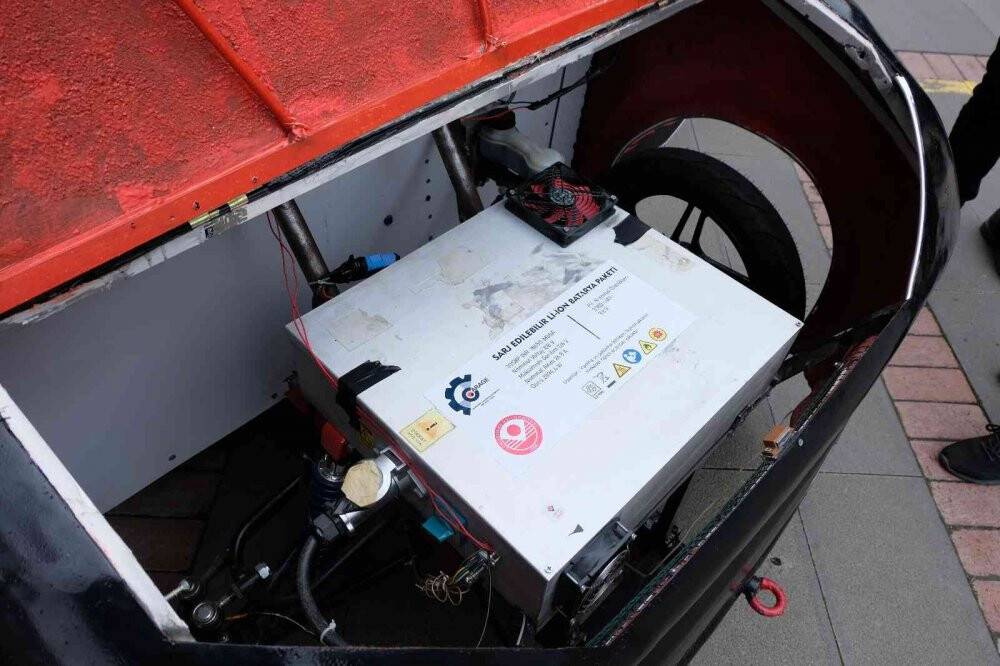Üniversite öğrencileri 120 km hıza ulaşabilen elektrikli araç yaptı