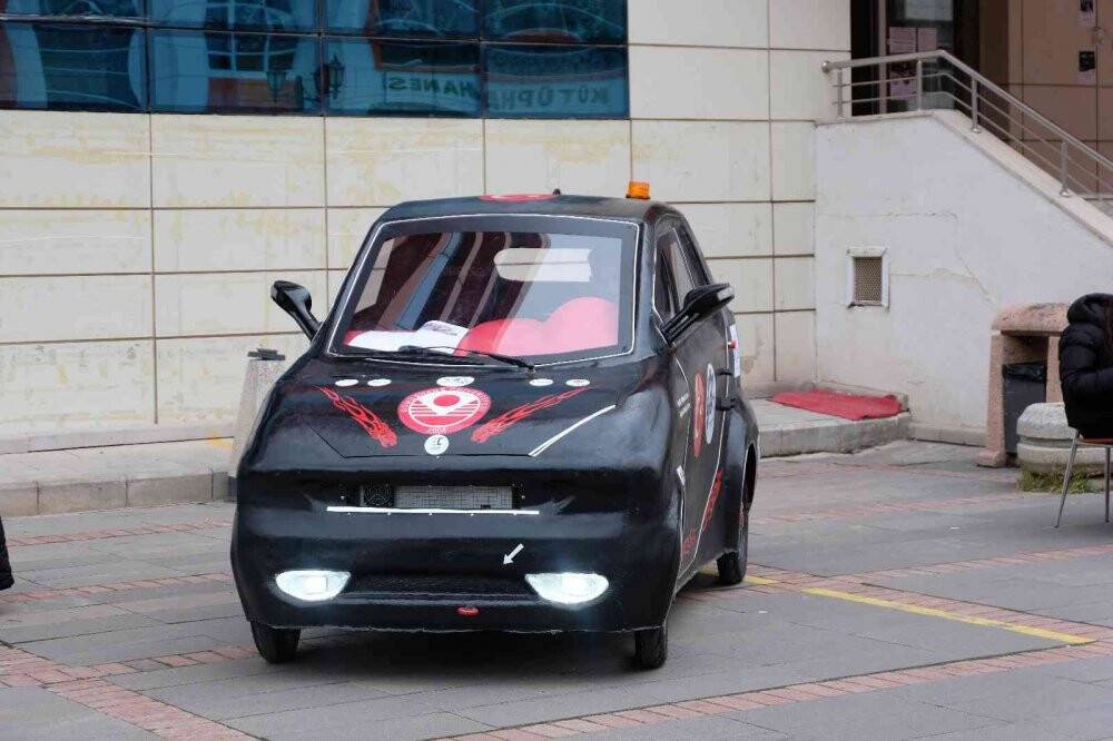 Üniversite öğrencileri 120 km hıza ulaşabilen elektrikli araç yaptı